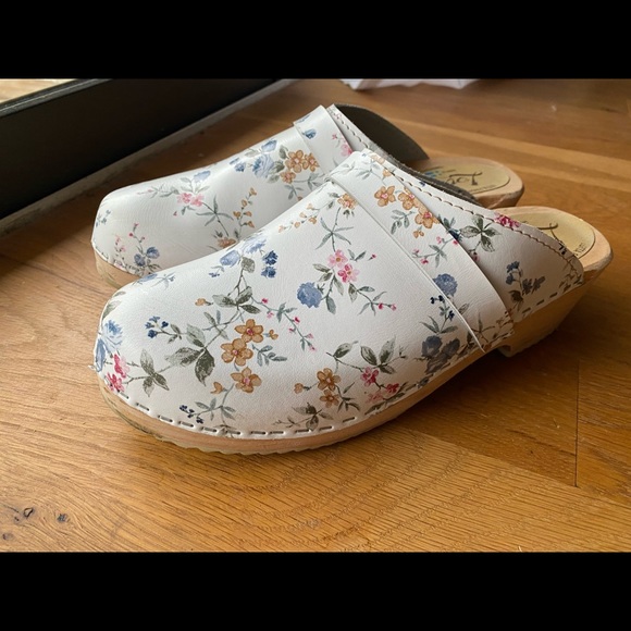 ✨ LOTTA’S Floral Clogs | 40 = 9 or 9.5 EUC - Picture 5 of 8